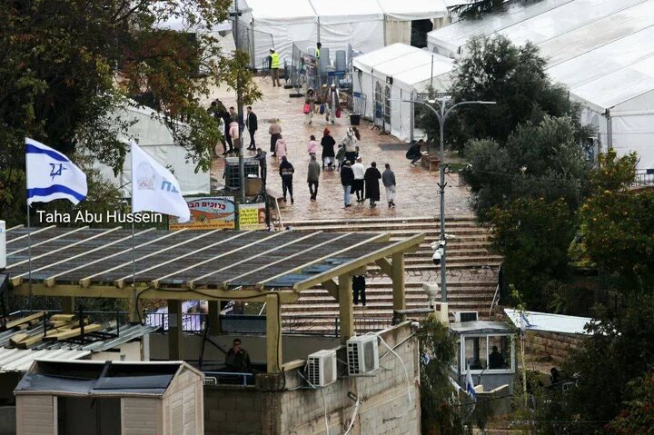 المستوطنون بحماية قوات الاحتلال يقتحمون الحرم الإبراهيمي الشريف