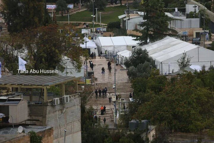 المستوطنون بحماية قوات الاحتلال يقتحمون الحرم الإبراهيمي الشريف