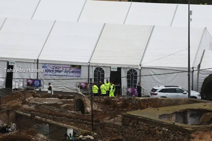 المستوطنون بحماية قوات الاحتلال يقتحمون الحرم الإبراهيمي الشريف