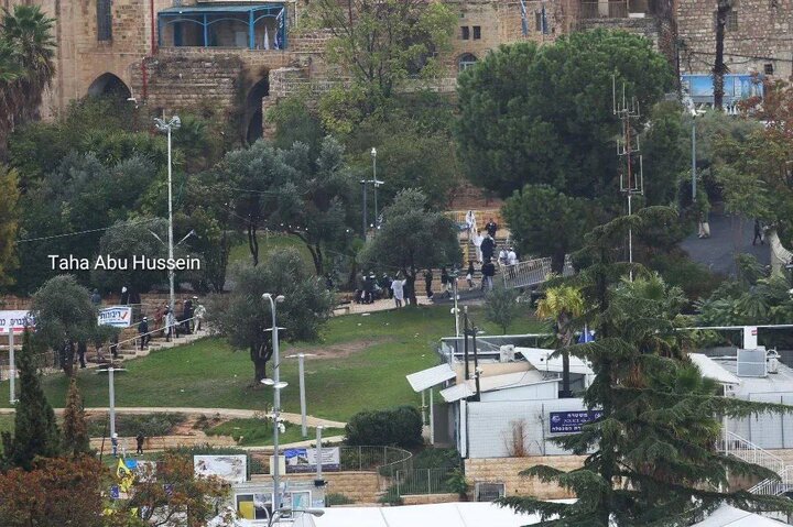 المستوطنون بحماية قوات الاحتلال يقتحمون الحرم الإبراهيمي الشريف