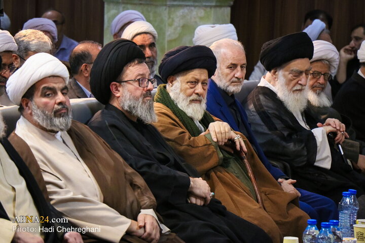 مراسم رونمایی از کتاب هفت جلدی «مفتاح الهدایه فی شرح تحریر الوسیله»