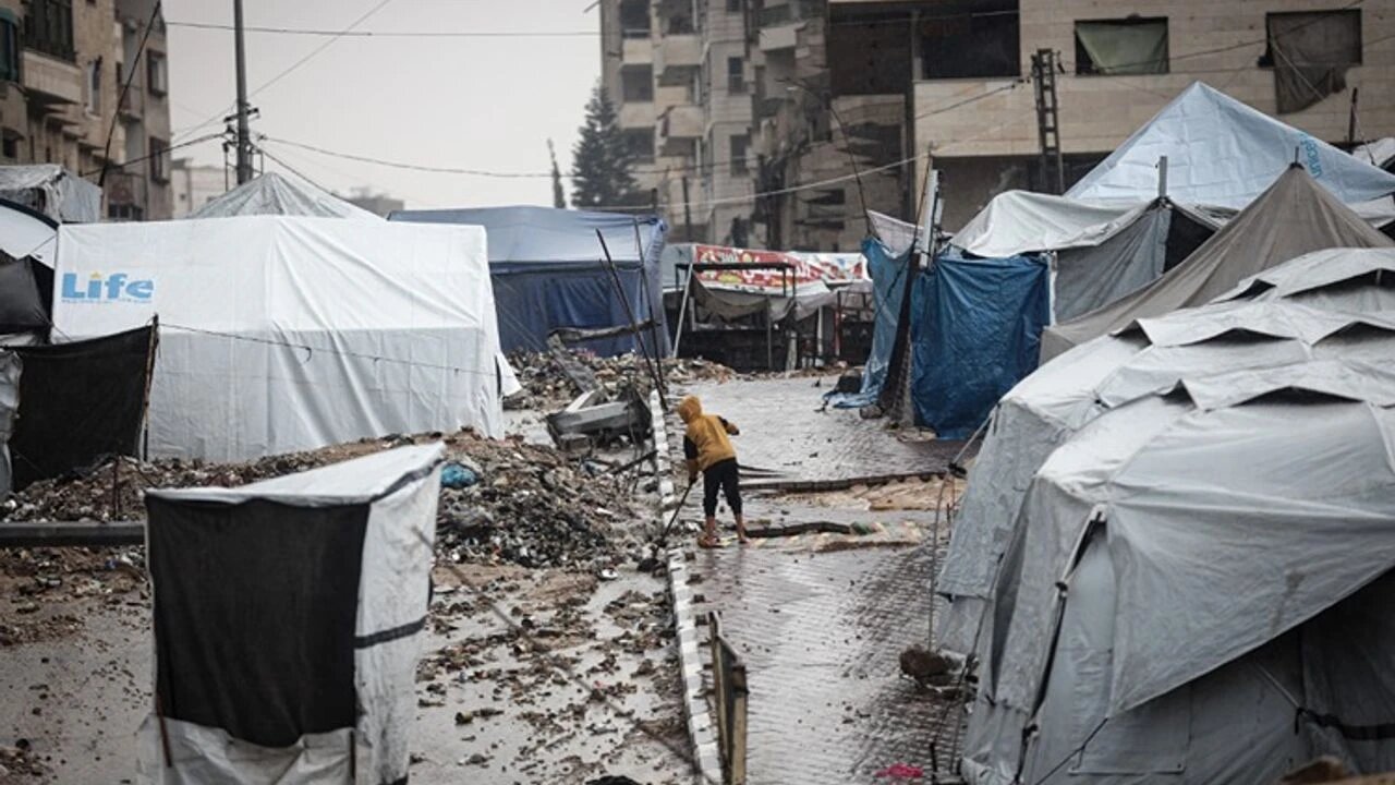 Gazze'de kış: Çadırların içinde yağmur ve soğukla mücadele başladı