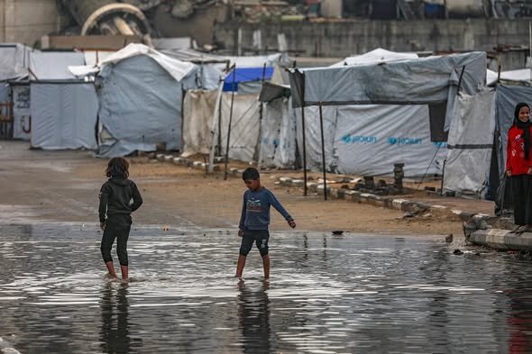 غزہ کے بے گھر افراد سردیوں کی لپیٹ میں، خیمے ناقص سہولیات کا سامنا کر رہے ہیں