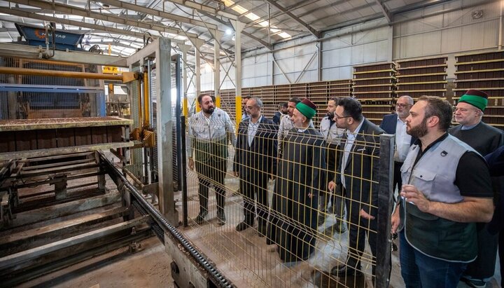 تقرير مصور/ نائب الأمين العام للعتبة الحسينية يزور بمعية أعضاء مجلس الإدارة المدينة الصناعية في كربلاء