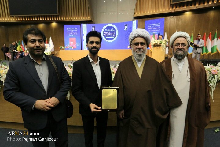 عکس یادگاری محمد‌مهدی حکیمیان یکی تقدیر شوندگان چهارمین کنگره بین‌المللی «راه نجات: نهج‌البلاغه و حکمرانی علوی» با آیت‌الله رمضانی، دبیرکل مجمع جهانی اهل بیت (ع) در مرکز همایش‌های بین‌المللی اصفهان