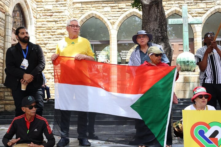 Informe fotográfico | 108ª vigilia interreligiosa consecutiva en la Catedral de San Jorge en Ciudad del Cabo desde el inicio del genocidio en Gaza