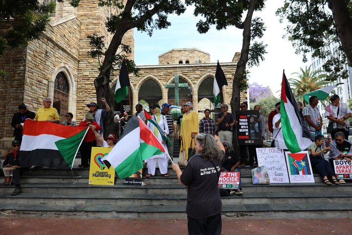 Informe fotográfico | 108ª vigilia interreligiosa consecutiva en la Catedral de San Jorge en Ciudad del Cabo desde el inicio del genocidio en Gaza