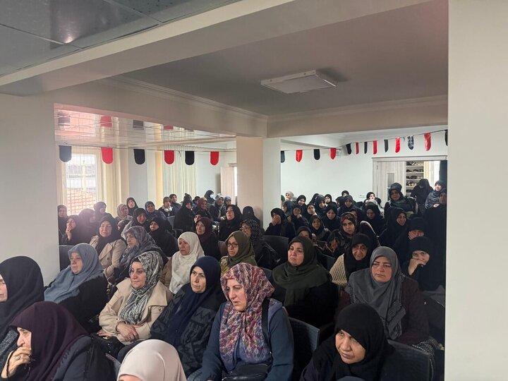 Informe fotográfico | Mujeres turcas conmemoran el martirio de la Excelencia Fátima al-Zahra (la paz sea con ella) en el centro Ahlul Bayt de Igdir