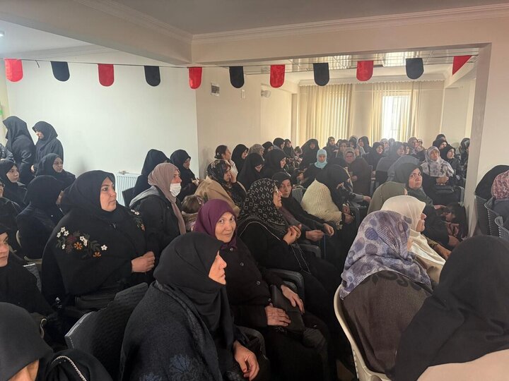 Informe fotográfico | Mujeres turcas conmemoran el martirio de la Excelencia Fátima al-Zahra (la paz sea con ella) en el centro Ahlul Bayt de Igdir