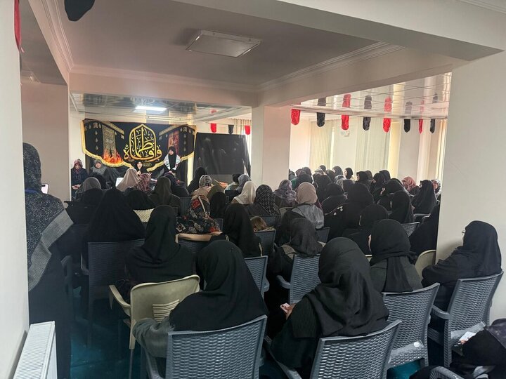 Informe fotográfico | Mujeres turcas conmemoran el martirio de la Excelencia Fátima al-Zahra (la paz sea con ella) en el centro Ahlul Bayt de Igdir