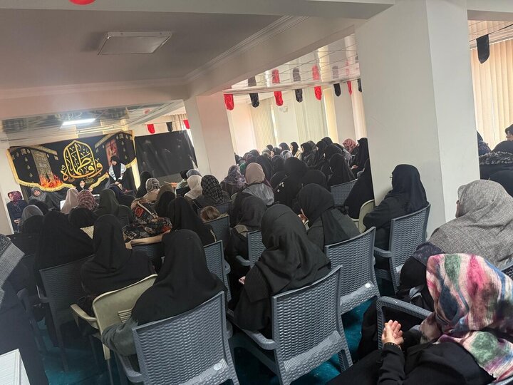 Informe fotográfico | Mujeres turcas conmemoran el martirio de la Excelencia Fátima al-Zahra (la paz sea con ella) en el centro Ahlul Bayt de Igdir