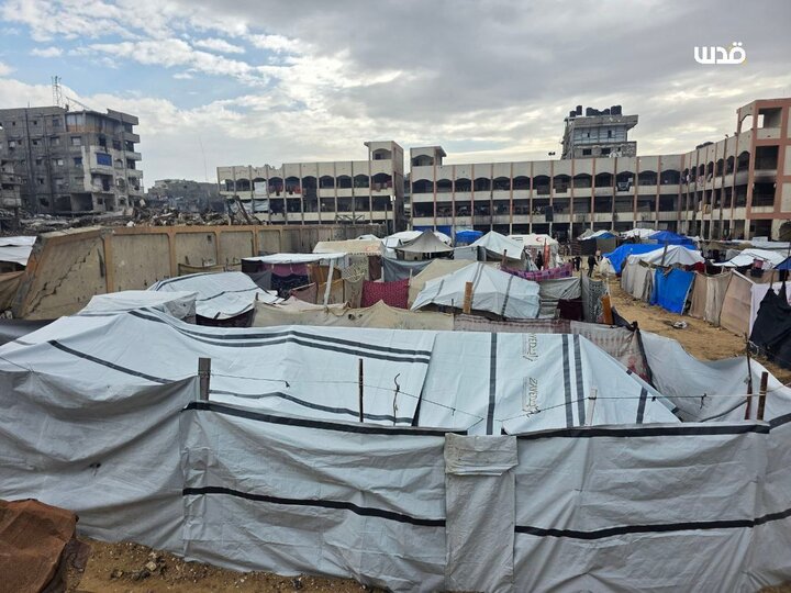 حیاة صعبة لنازحون يعيشون في خيام بالية ومهترئة بحي الشيخ رضوان في غزة