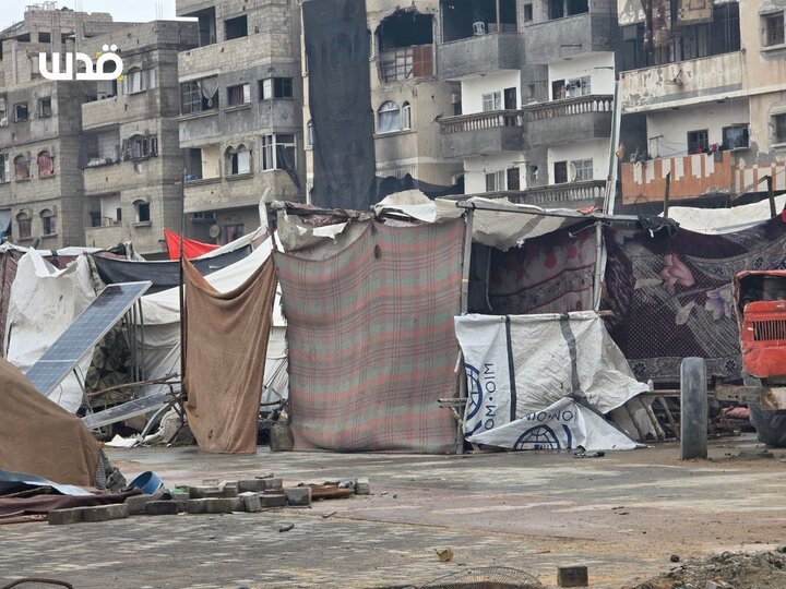حیاة صعبة لنازحون يعيشون في خيام بالية ومهترئة بحي الشيخ رضوان في غزة