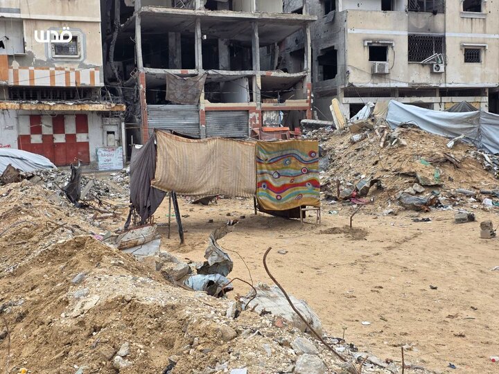 حیاة صعبة لنازحون يعيشون في خيام بالية ومهترئة بحي الشيخ رضوان في غزة