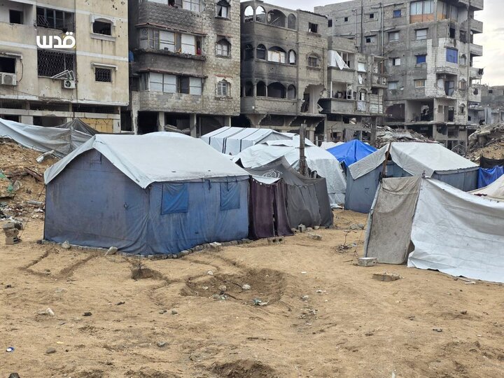 حیاة صعبة لنازحون يعيشون في خيام بالية ومهترئة بحي الشيخ رضوان في غزة