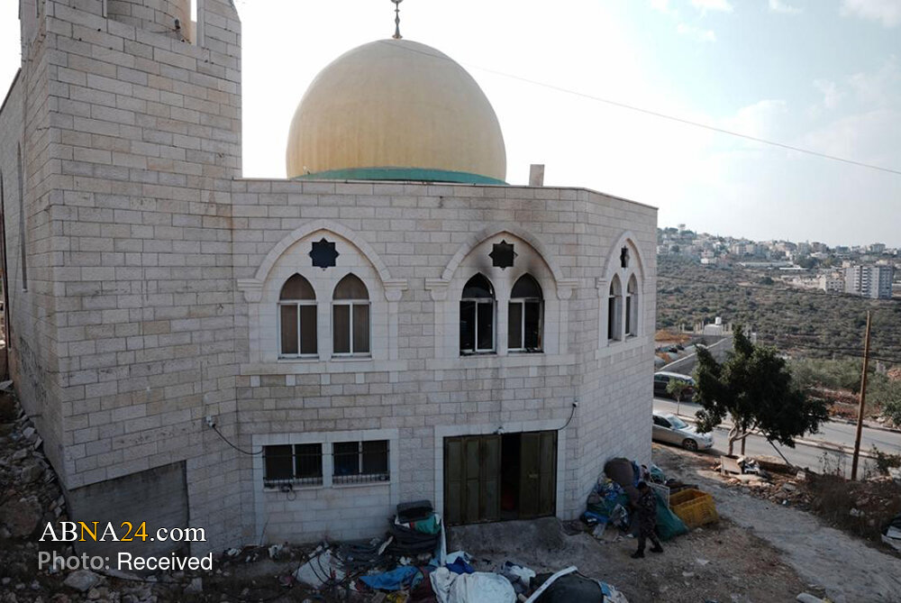 Photos: Zionist settlers set fire to mosque in West Bank