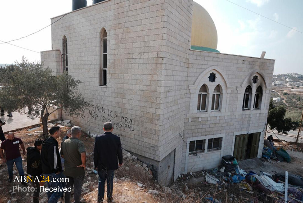 Photos: Zionist settlers set fire to mosque in West Bank