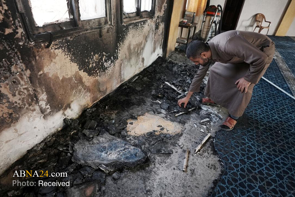 Photos: Zionist settlers set fire to mosque in West Bank