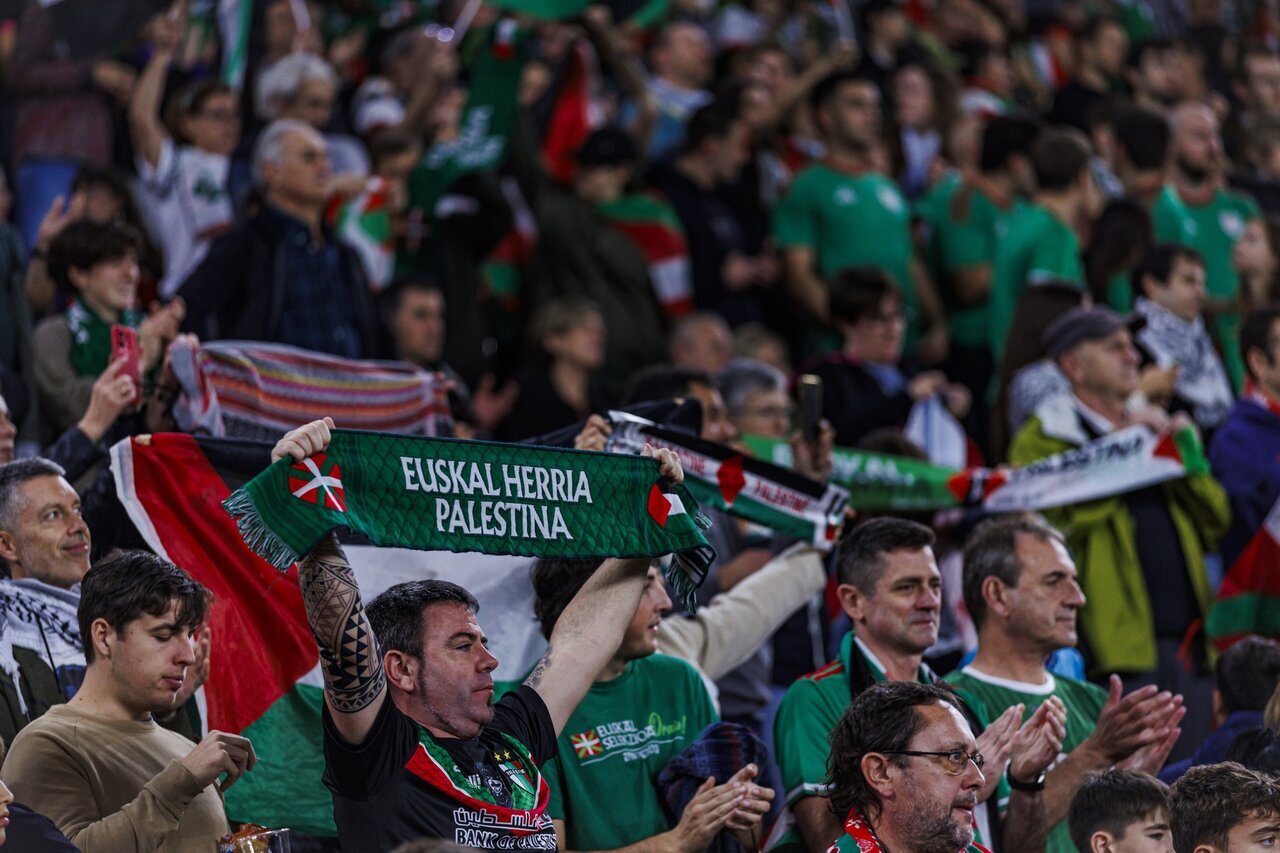 عکس خبری | مسابقه فوتبال، به نمایش بزرگ حمایت از فلسطین تبدیل شد