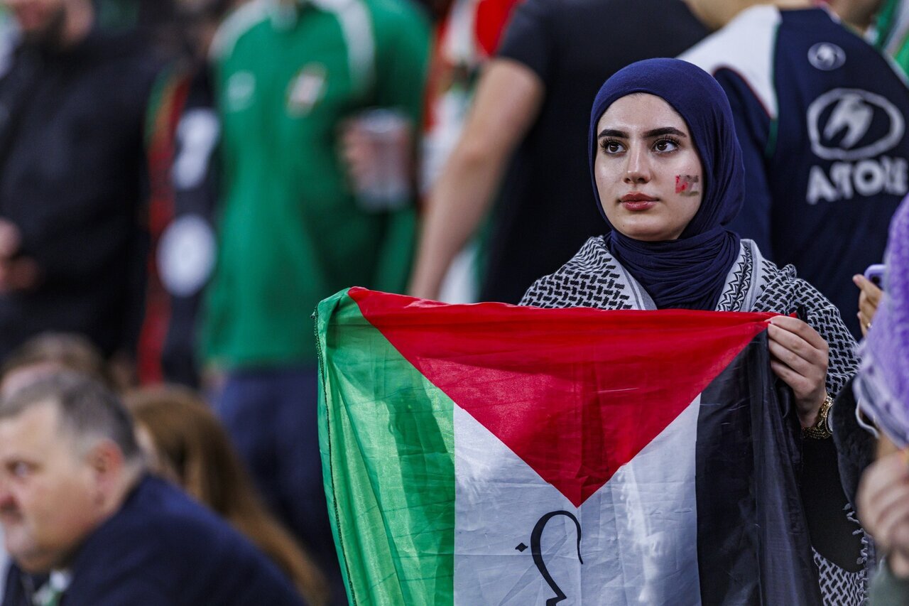 عکس خبری | مسابقه فوتبال، به نمایش بزرگ حمایت از فلسطین تبدیل شد