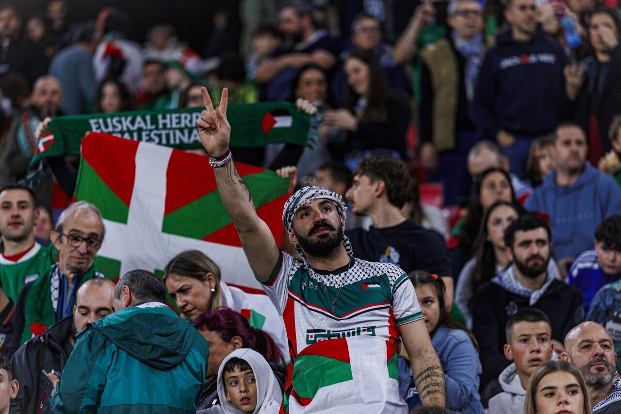 عکس خبری | مسابقه فوتبال، به نمایش بزرگ حمایت از فلسطین تبدیل شد