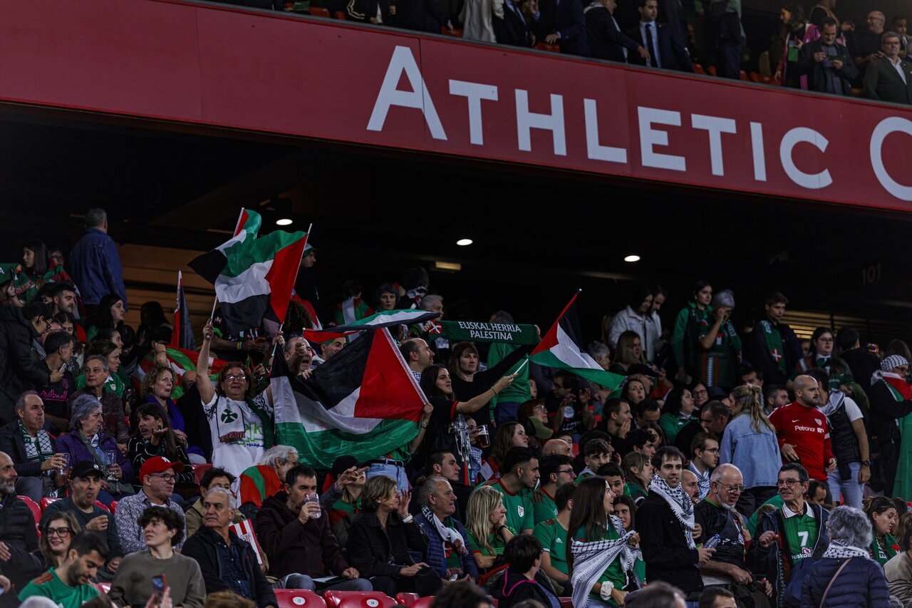 عکس خبری | مسابقه فوتبال، به نمایش بزرگ حمایت از فلسطین تبدیل شد