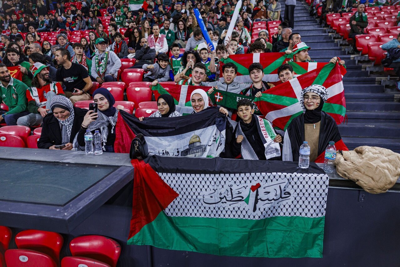 عکس خبری | مسابقه فوتبال، به نمایش بزرگ حمایت از فلسطین تبدیل شد