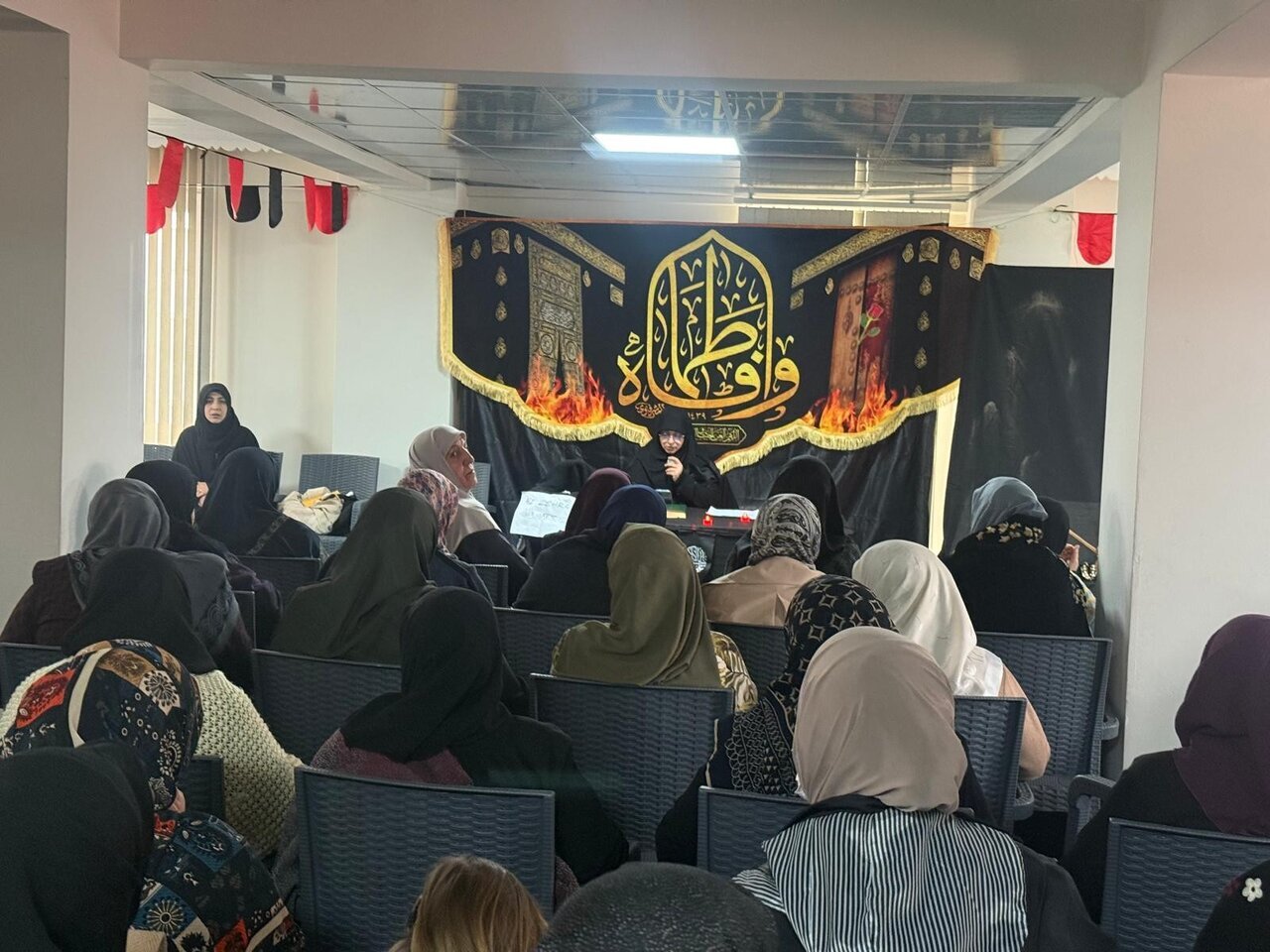 Informe fotográfico | Mujeres turcas conmemoran el martirio de la Excelencia Fátima al-Zahra (la paz sea con ella) en el centro Ahlul Bayt de Igdir