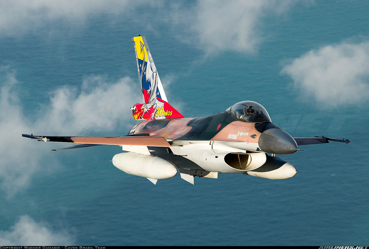 Венесуела Ф-16 тәјјарәси илә ишғалчы тәјјарәни белә мәһв етди / Видео