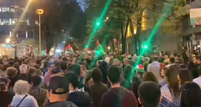 فيديو | مسيرة دعم الشعب الفلسطيني قبل مبارة كرة القدم بين منتخب فلسطين ومنتخب إقليم الباسك