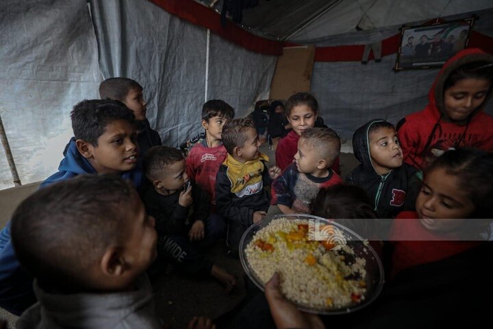 غزہ: پنج فرزند کی شہادت کے بعد ۳۶ نواسیوں کی سرپرستی کرنے والے فلسطینی بزرگ جوڑہ کی زندگی دشوار