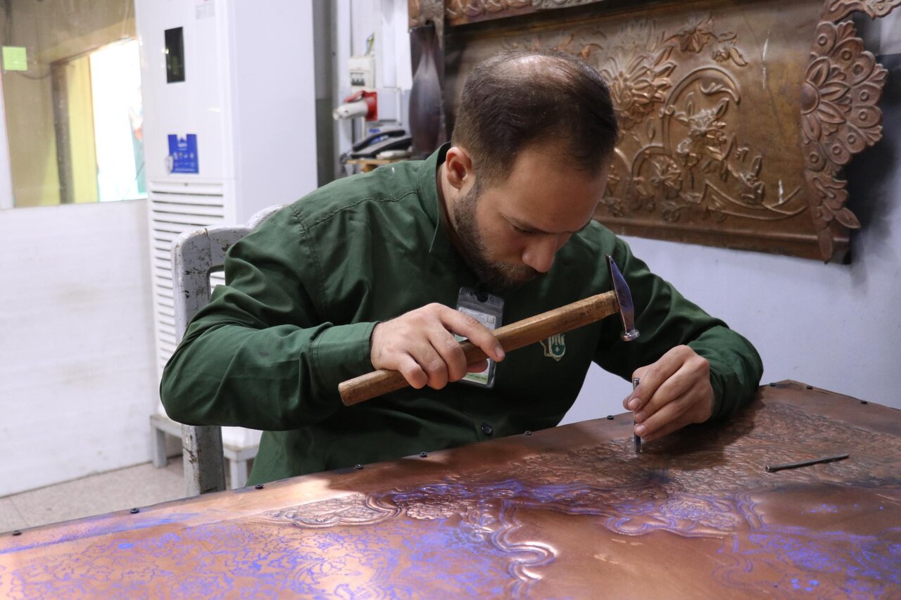 Grid Manufacturing Department begins work of producing a door for shrine of Imams al-Kadhem and al-Jawad