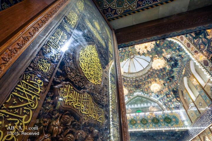 تصاویر | زیبایی کتیبه‌ها و تزئینات اسلامی نقش‌بسته بر درب‌های حرم حضرت ابوالفضل(ع)