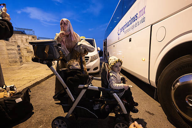 بیماران فلسطینی پس از درمان در بیت‌المقدس شرقی، آماده بازگشت به غزه + عکس