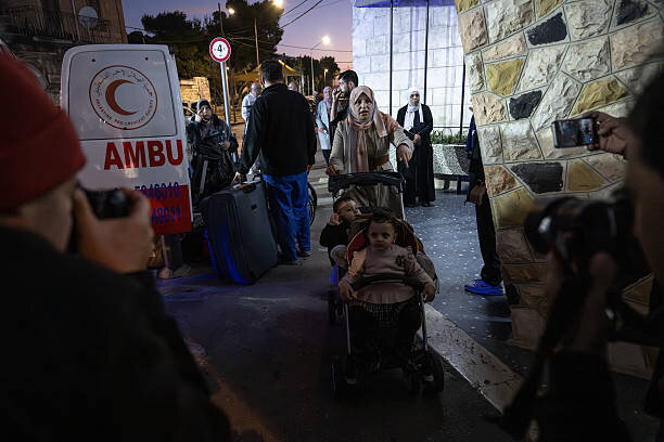 بیماران فلسطینی پس از درمان در بیتالمقدس شرقی، آماده بازگشت به غزه + عکس