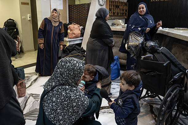 بیماران فلسطینی پس از درمان در بیت‌المقدس شرقی، آماده بازگشت به غزه + عکس