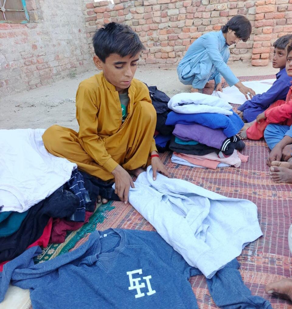 جیکب‌آباد کے سرد ترین دیہات میں علامہ مقصود علی ڈومکی کا دورہ، غریب بچوں میں گرم کپڑوں کی تقسیم