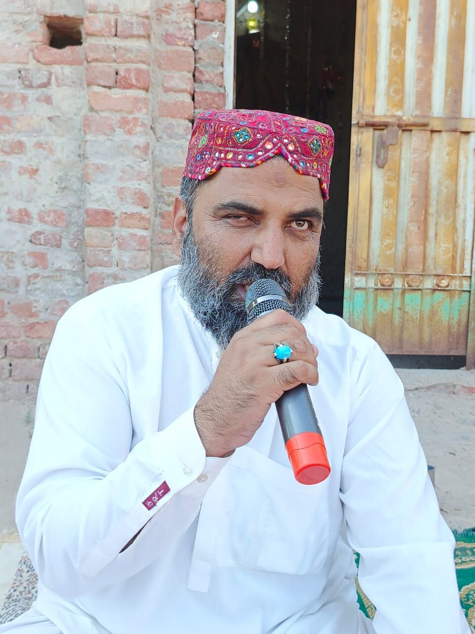 جیکب‌آباد کے سرد ترین دیہات میں علامہ مقصود علی ڈومکی کا دورہ، غریب بچوں میں گرم کپڑوں کی تقسیم