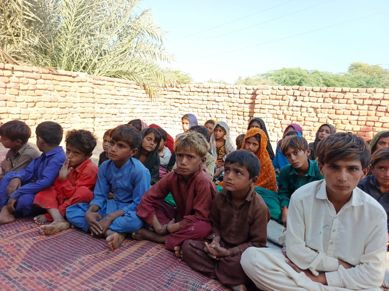 جیکب‌آباد کے سرد ترین دیہات میں علامہ مقصود علی ڈومکی کا دورہ، غریب بچوں میں گرم کپڑوں کی تقسیم