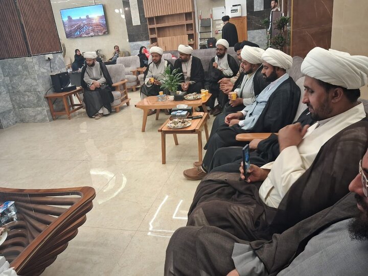 ဆင်းဒ် ကျောင်းသားကောင်စီ ၏ ကိုယ်စားလှယ်အဖွဲ့  သည် H.I  ဆယက်ဒ် ရှဟဲန်ရှားဟ် ဟိုစိုင်းန်  နကဝီ နှင့်  နဂျဖ် မြို့ တွင် တွေ့ဆုံ  ။ ။ Photos