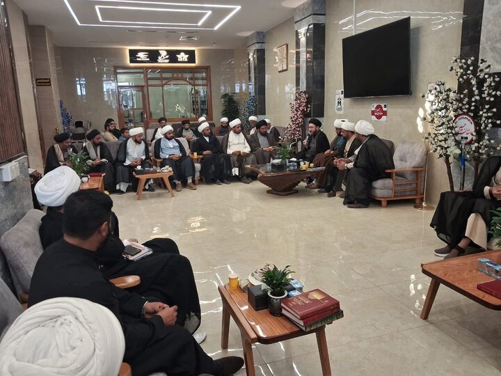 ဆင်းဒ် ကျောင်းသားကောင်စီ ၏ ကိုယ်စားလှယ်အဖွဲ့  သည် H.I  ဆယက်ဒ် ရှဟဲန်ရှားဟ် ဟိုစိုင်းန်  နကဝီ နှင့်  နဂျဖ် မြို့ တွင် တွေ့ဆုံ  ။ ။ Photos