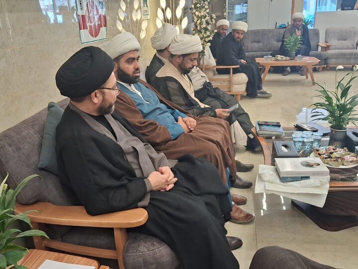 ဆင်းဒ် ကျောင်းသားကောင်စီ ၏ ကိုယ်စားလှယ်အဖွဲ့  သည် H.I  ဆယက်ဒ် ရှဟဲန်ရှားဟ် ဟိုစိုင်းန်  နကဝီ နှင့်  နဂျဖ် မြို့ တွင် တွေ့ဆုံ  ။ ။ Photos