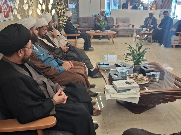 ဆင်းဒ် ကျောင်းသားကောင်စီ ၏ ကိုယ်စားလှယ်အဖွဲ့  သည် H.I  ဆယက်ဒ် ရှဟဲန်ရှားဟ် ဟိုစိုင်းန်  နကဝီ နှင့်  နဂျဖ် မြို့ တွင် တွေ့ဆုံ  ။ ။ Photos