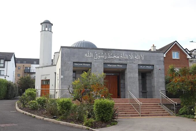 گردهمایی همبستگی با مسلمانان در مسجد گالوی ایرلند در پی تهدید بمب‌گذاری علیه مسجد مریم