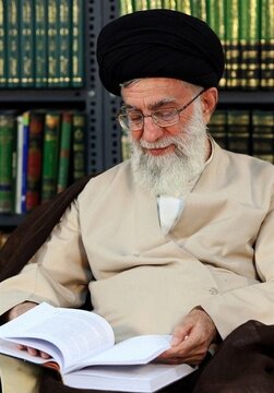 Dîroka Giştî ya Nêrîna Îmam Xamenei li ser Pirtûk û Xwendinê