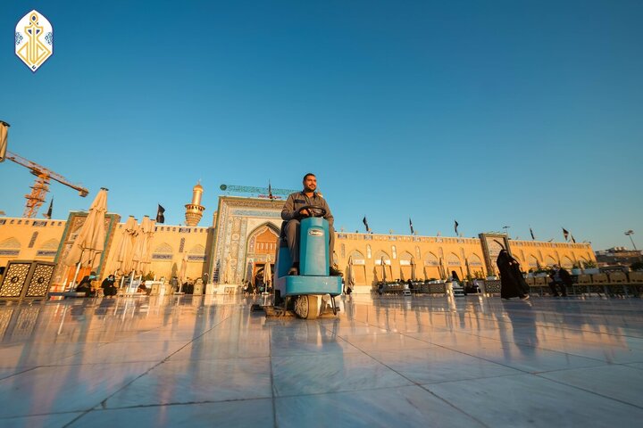 تقرير مصور/ دائرة شؤون الخدمة في العتبة الكاظمية المقدسة تنظف أرجاء حرم الإمامين (ع)