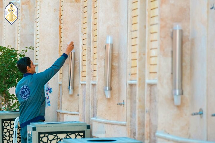 تقرير مصور/ دائرة شؤون الخدمة في العتبة الكاظمية المقدسة تنظف أرجاء حرم الإمامين (ع)