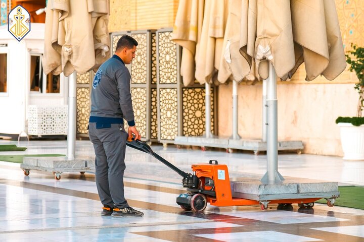 تقرير مصور/ دائرة شؤون الخدمة في العتبة الكاظمية المقدسة تنظف أرجاء حرم الإمامين (ع)