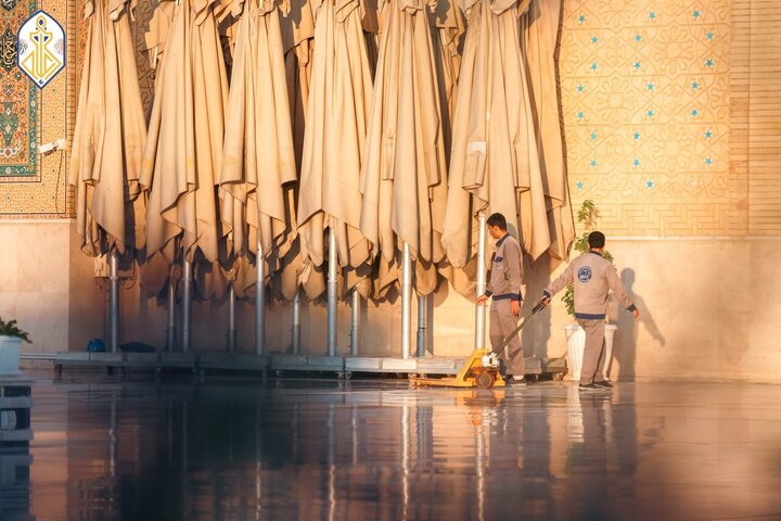 تقرير مصور/ دائرة شؤون الخدمة في العتبة الكاظمية المقدسة تنظف أرجاء حرم الإمامين (ع)