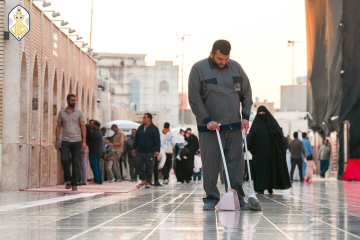 تقرير مصور/ دائرة شؤون الخدمة في العتبة الكاظمية المقدسة تنظف أرجاء حرم الإمامين (ع)